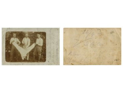 Fotografie tří mladíků.