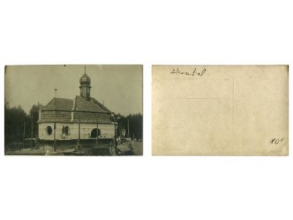 Vojáci u kostela.