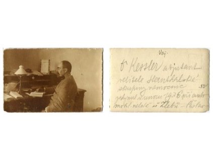 Voják s knihou.