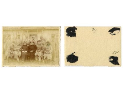 Skupinová fotografie vojáků s dvěma ženami.