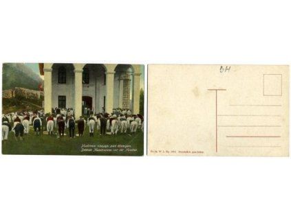 Muslimani klanjaju pred džamijam. 1910.