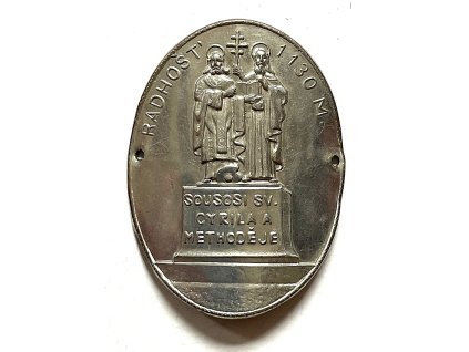 RADHOŠŤ. Sousoší sv. Cyrila a Methoděje. Štítek na hůl.